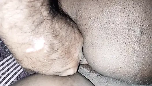 Desi stiefmutter zeigt muschi und milchige möpse