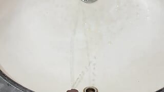 Ινδό αγόρι στην τουαλέτα αναβοσβήνει και κατουράει