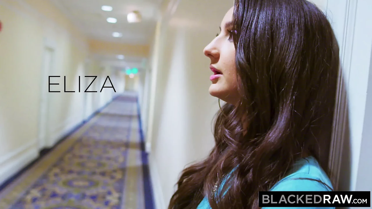 Blackedraw被困的Eliza得到一些大黑鸡巴的帮助