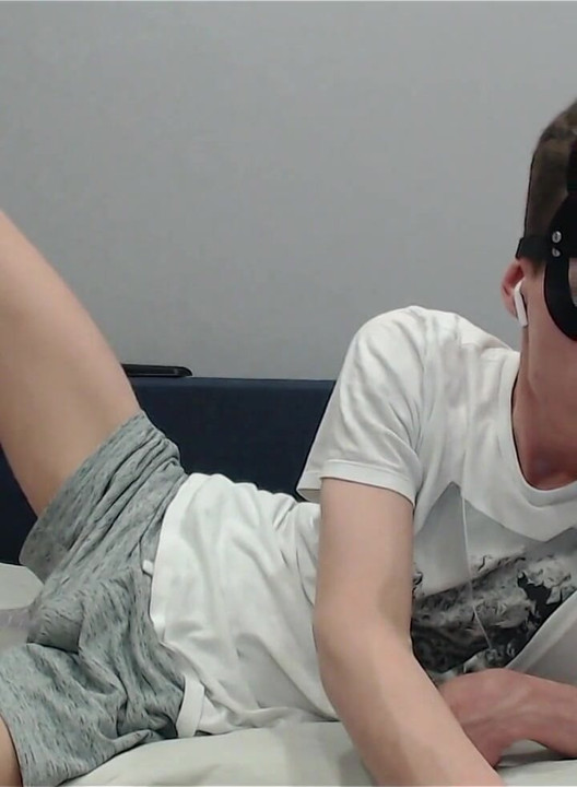Wanking on Abs and Watching Porn