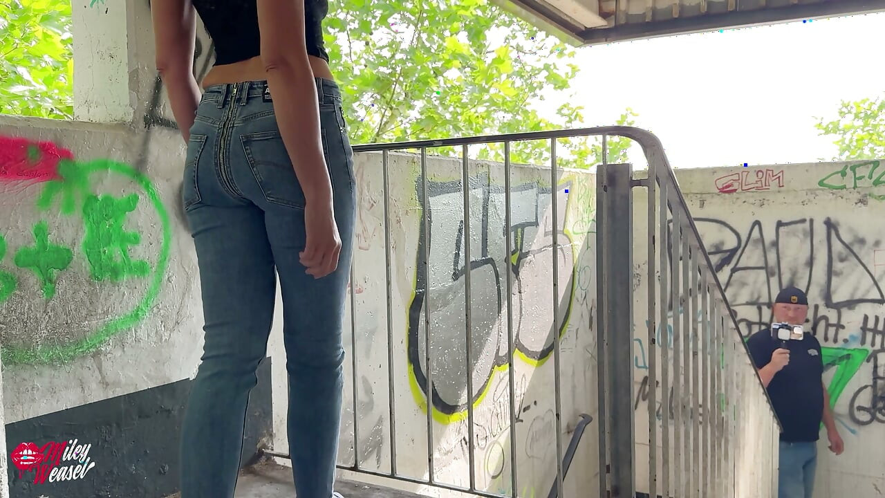 Rubia cachonda con vaqueros de sexo deja que el desconocido entre en el culo en el aparcamiento