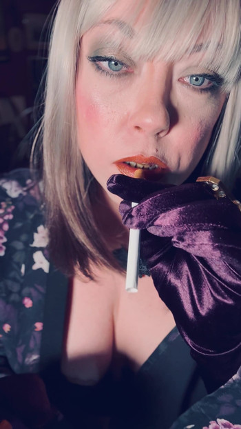 İri güzel kadın sigara içen Tina Snua mor saten eldivenler ve mücevher giyiyor ve 2 sigara kuyruğuna bahşiş - domme sigara içen iri güzel kadın omi ome | Klip 1