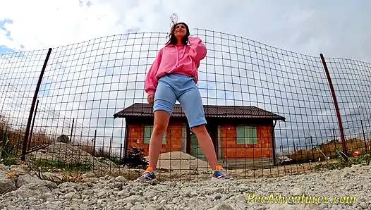 Hipstermädchen pinkelt in ihre jeans - Ãndert ihre nassen shorts in trockene hose