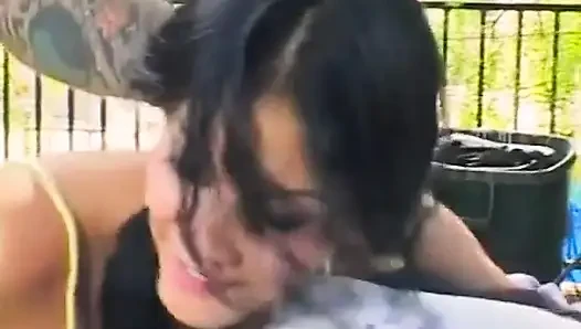 Latina brünette mit zöpfen lutscht schwanz und fickt im freien