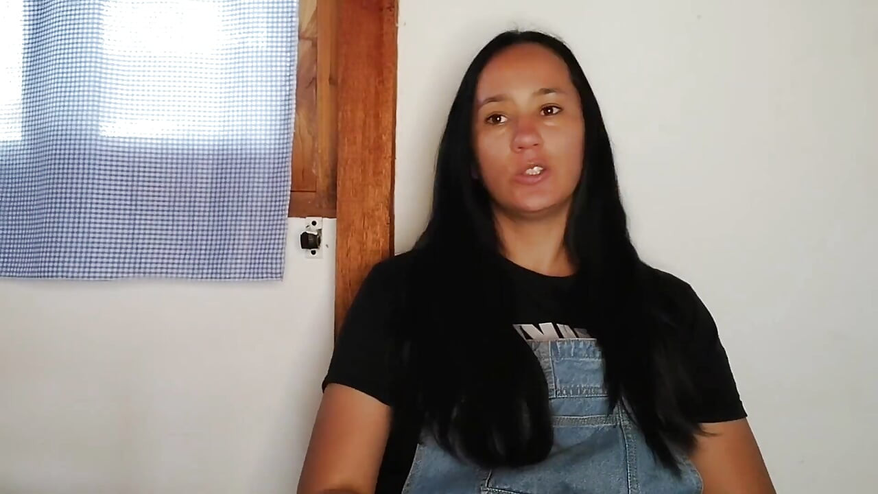 Die nachbarn erwischen mich beim masturbieren und laden mich ein, einen dreier mit ihrem ehemann zu haben