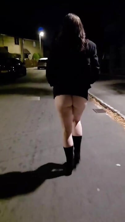 Street walking hotwife offentlig blinkande