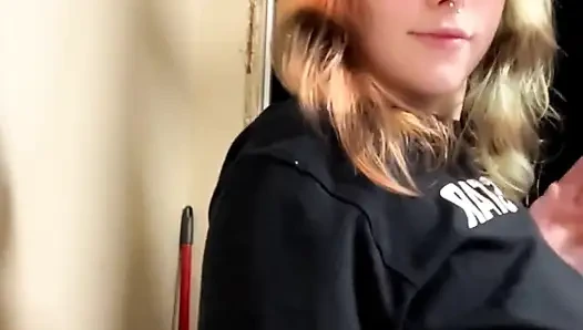 Bintang bokep lagi asik merokok