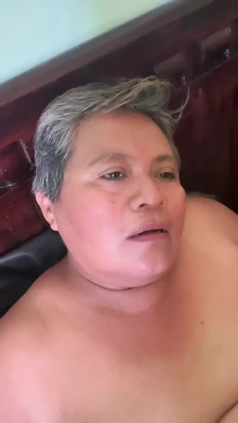 我终于能够操我的邻居，她的阴户滴了很多