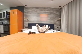 Sexy zierliches russisches model miss Anadelle in VR mit ihrem Lieblings-dildo
