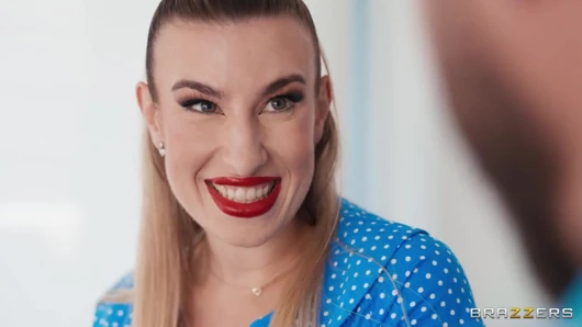 Brazzers - Apra Shay находится на фриковатой Комнате и получает ее большую задницу долбит