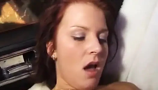 Dia adalah sekretaris jerman yang suka memuaskan bosnya di dalam mobil