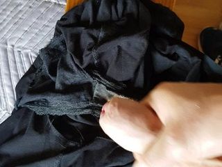 Éjaculation sur la culotte de ma femme