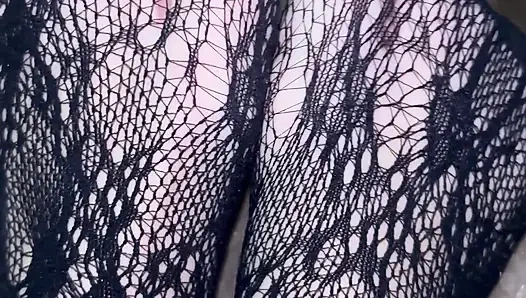 Seksi çoraplı ve topuklu ayakkabılarla bacaklarımla oynuyorum