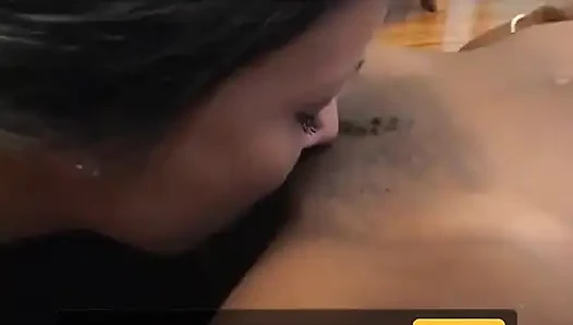 Cewek kulit hitam dan putih saling menjilat