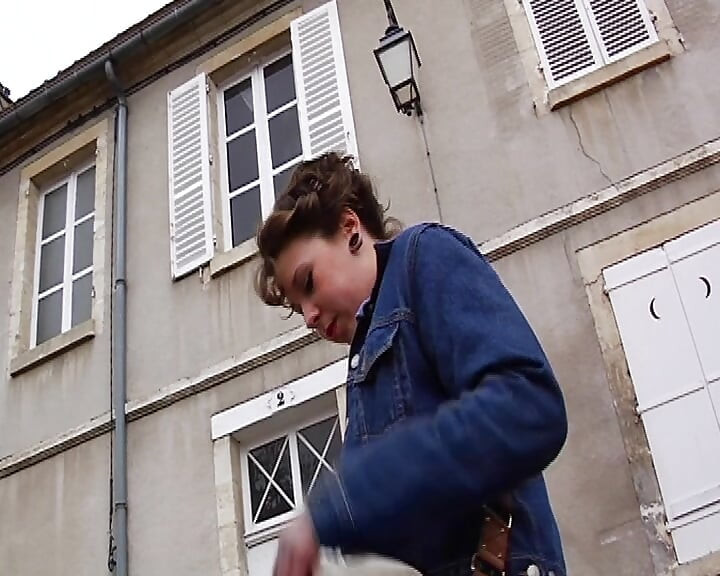 Δεμένη Γαλλίδα πουτάνα γαμήθηκε άγρια από μια καυλιάρα αφέντρα και ένα μεγάλο στραπόν