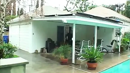 Küçük memeli genç sarışın kız biraz para kazanmaya karar verdi ve kaslı adamla yatağa gitti