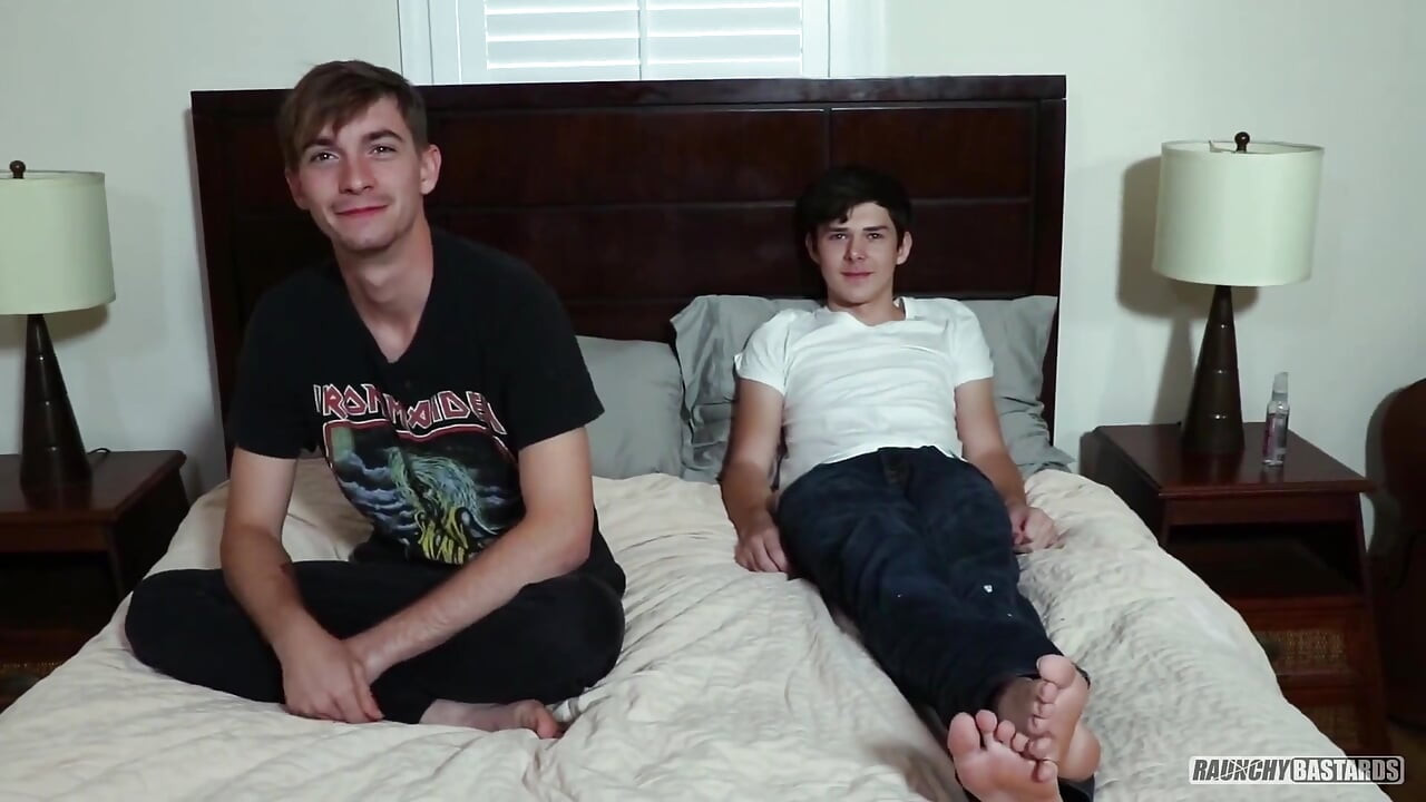 Девственница принимает большой хуй без презерватива, грубый кримпай