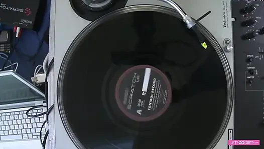 Милфа-блондинка с большими сиськами любит трахаться во всех позах