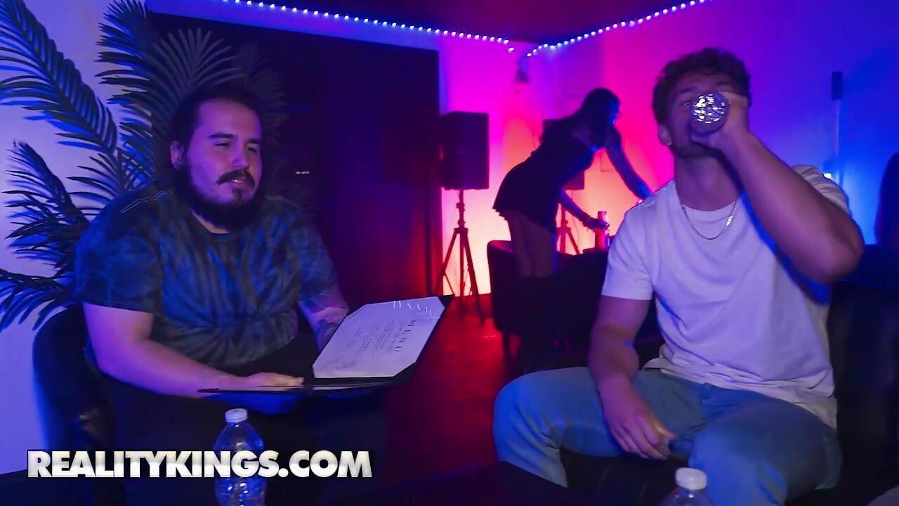 REALITY KINGS - Η Lucy Lotus αφήνει τον Duncan να τη γαμήσει σκληρά στη μέση του μπαρ ναργιλέ