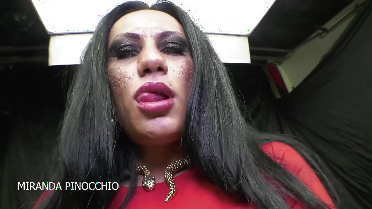 Момиче изпитва горещо шимейлско смучене на хуй и игра с дупе