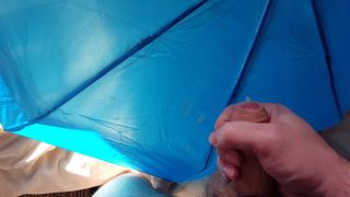 Cumming auf (nicht) dem Regenschirm ihrer Schwester