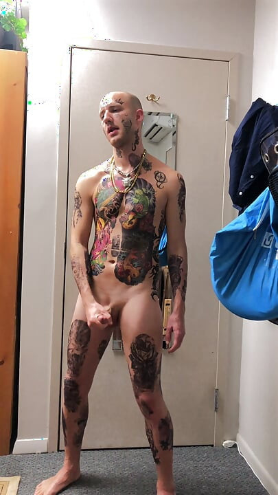Un jumelle taté se masturbe en solo
