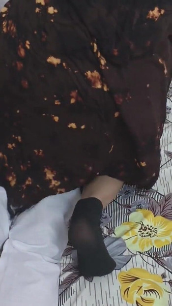 Bhabhi Ayushi India bermain permainan seks dengan dever video penuh ai notis | Klip 1