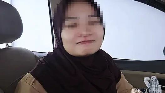 Студентка в хиджабе (18+) трахается в машине, чтобы обновить ее мобильный телефон - Minokiiko