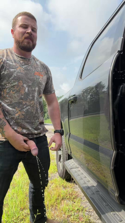 Garoto do interior mija no acostamento da estrada