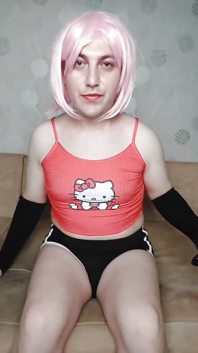 Un short mignon en amazone, tapette, jambes lisses, gros cul