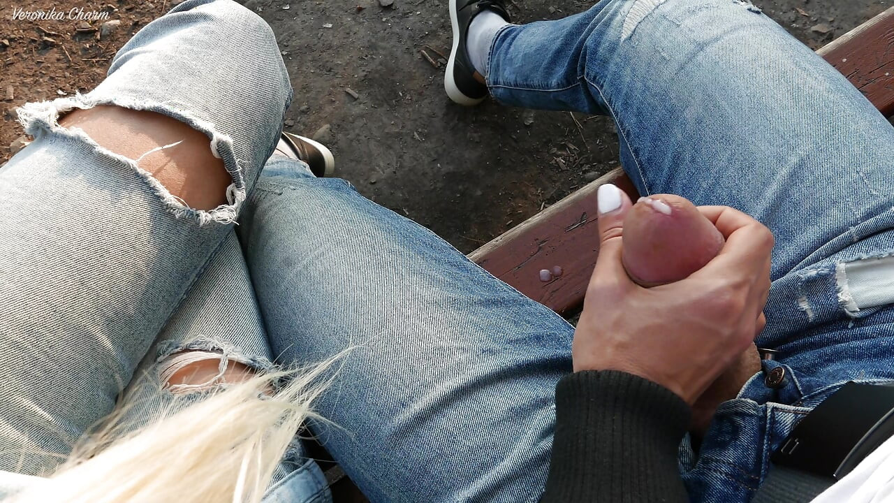 Djevojka se iznenadila kad je vidjela tipa kako drka kurac u parku i pomaže mu da svrši