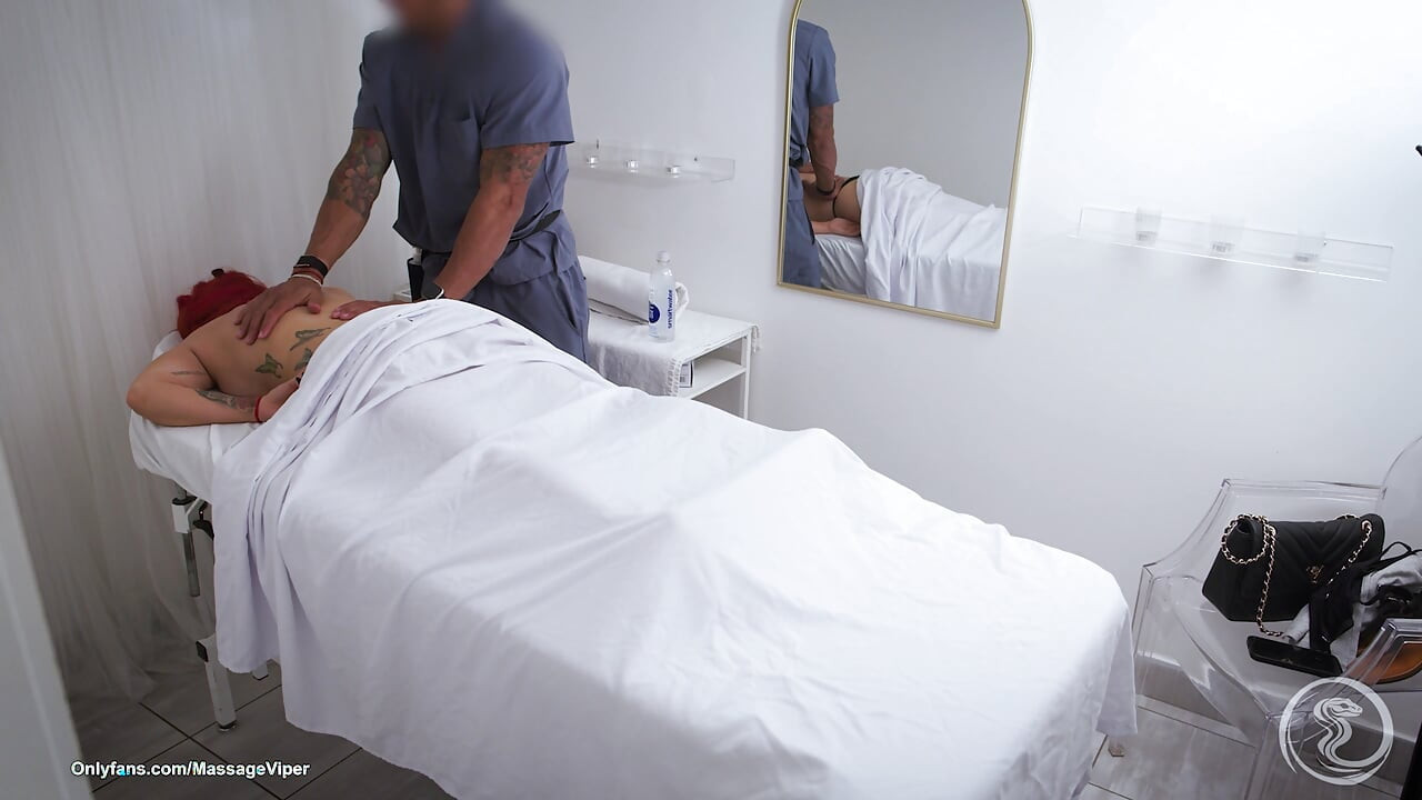 Cliente Peituda Abre as Pernas na Mesa de Massagem 69, Facesitting, Estilo Cão & Ejaculação Facial nos Peitos