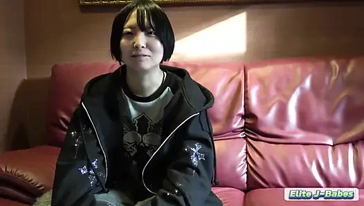 Boyish beauty behauptet, noch nicht interessiert zu sein, tritt still vorn und enthüllt unerwartetes Vertrauen