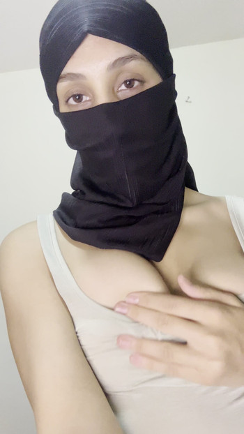 Bermain buah dada awek Arab berair - tetek berair, tetek seksi, usikan solo erotik