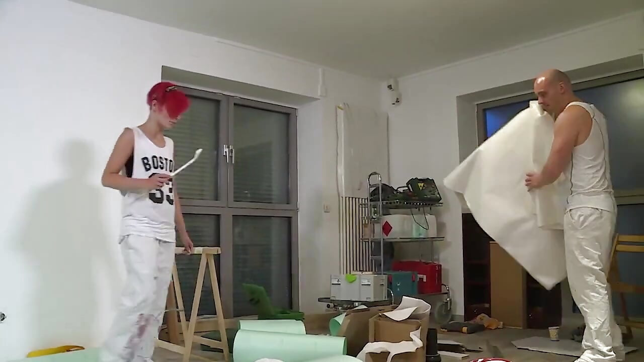 ¡Seducida y follada por su colega!