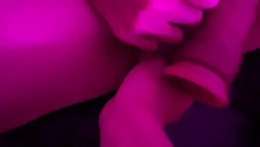 Membantu wanita yang sudah menikah masturbasi menggunakan dildo