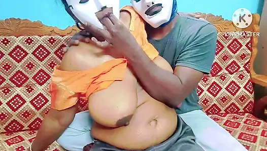 İri göğüslü azgın mallu kız ve adam sulu göğüslerini buz küpüyle ovuyor