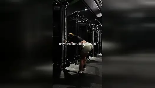 Lubang perawan 18 tahun mungil dientot habis-habisan sama deadlift slip