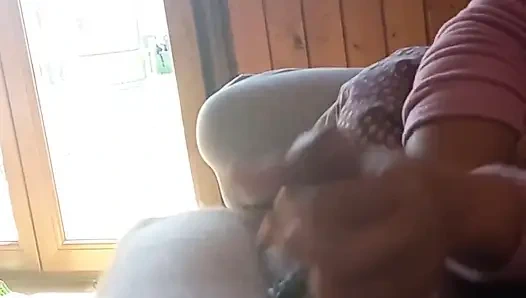 Orgazmla elle azdırma - ayrılmadan önce hızlı kanepede elle muamele - hızlı okşuyor ve taşak oyunu bakış açısı