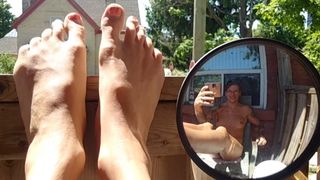 Mamas e dedos dos pés em topless mostrando o sol