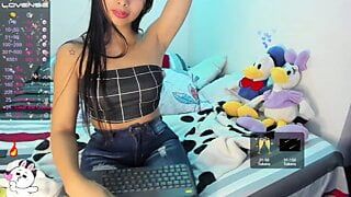 La sexy mora colombiana con il viso di una ragazza innocente è disinibita e ama mostrare la sua sensualità sulla sua webcam