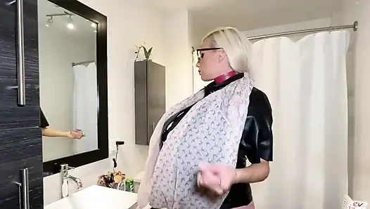 Mein Parfum lässt meine titten aufblasen! Lederjacke kann es nicht halten!