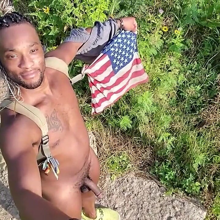 Kennie Jai šeta parkom kraj rijeke potpuno gol!