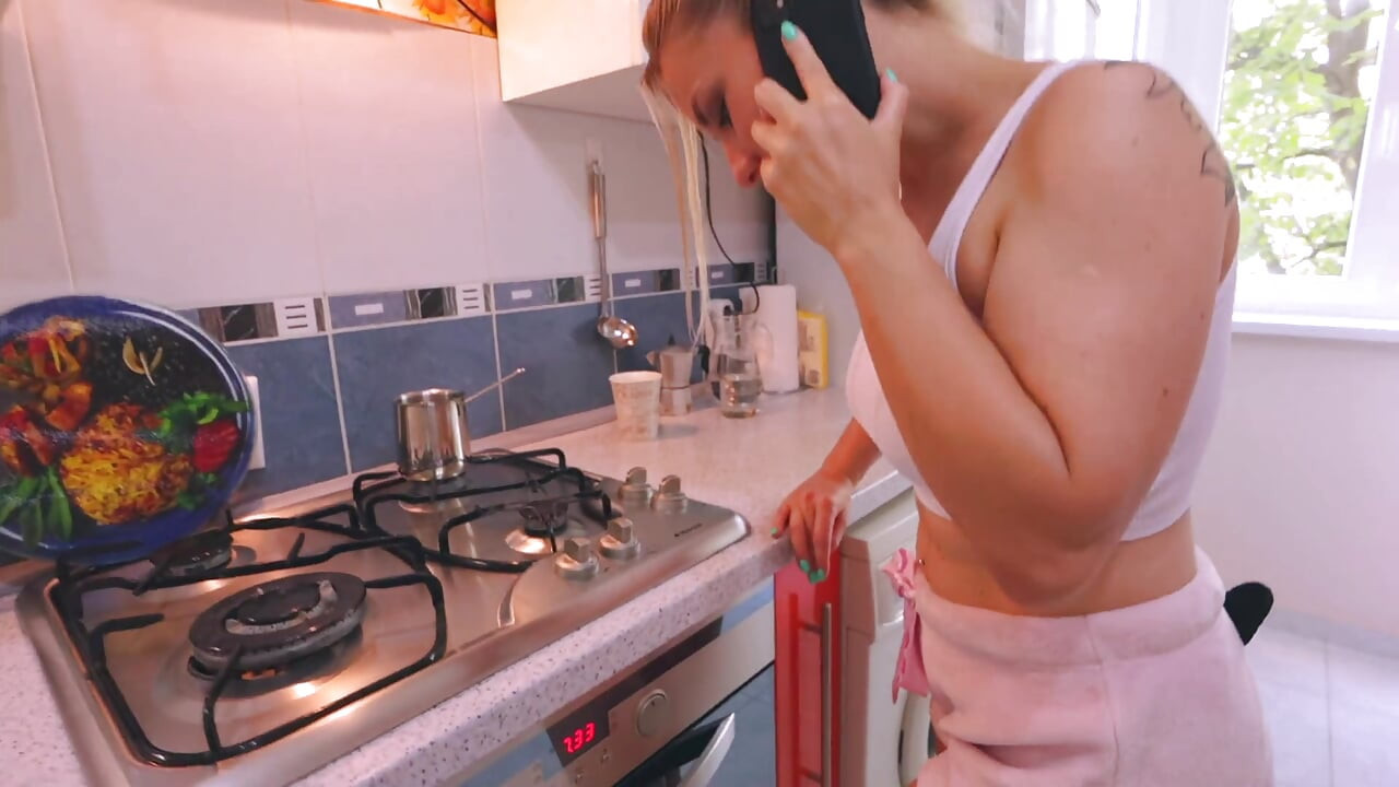 Den utro kona ringer venninnen sin for å gå til elskerne sine, og mannen hennes hører alt eng sub