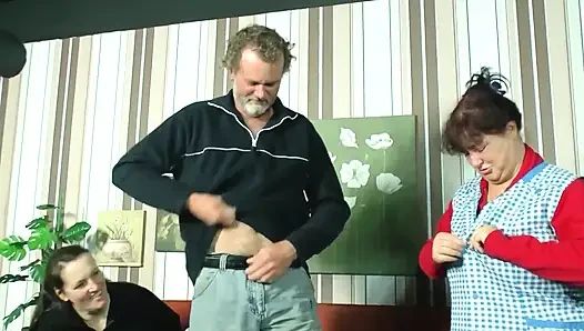 Reifer dreier explodiert mit schlampiger finger- und lutschen-action