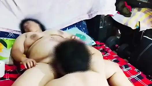 Pinay ıslak amcığını sikiyor.