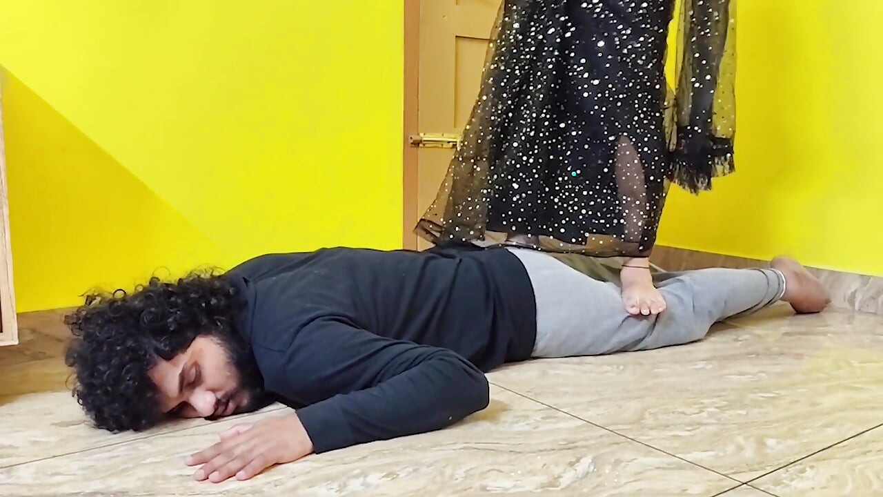 Madame bestrafungs-dienerin mit vollem gewicht trampelt