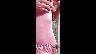 Cdmichel L Loving Life φορώντας σέξι ροζ εσώρουχα