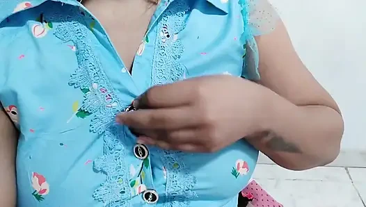 O büyük göğüslere dokunuyor