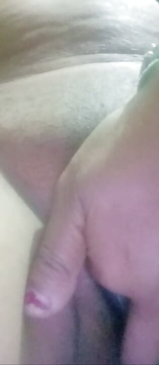 Mamta bhabi ne chut main ungli kar ke chut se pani nekali
